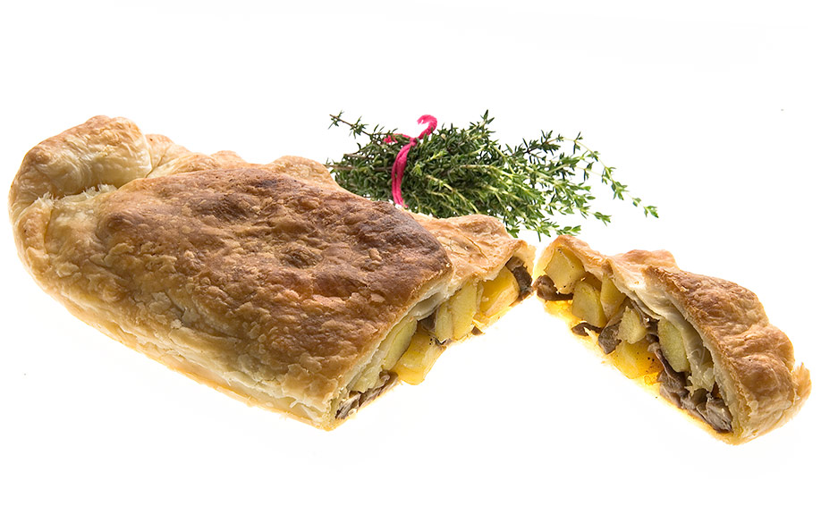 Strudel di funghi porcini e patate con fonduta di Castelmagno